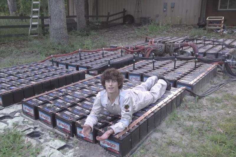 Божевільний вчений з YouTube створив "грозу в домашніх умовах", з'єднавши 400 акумуляторів для авто