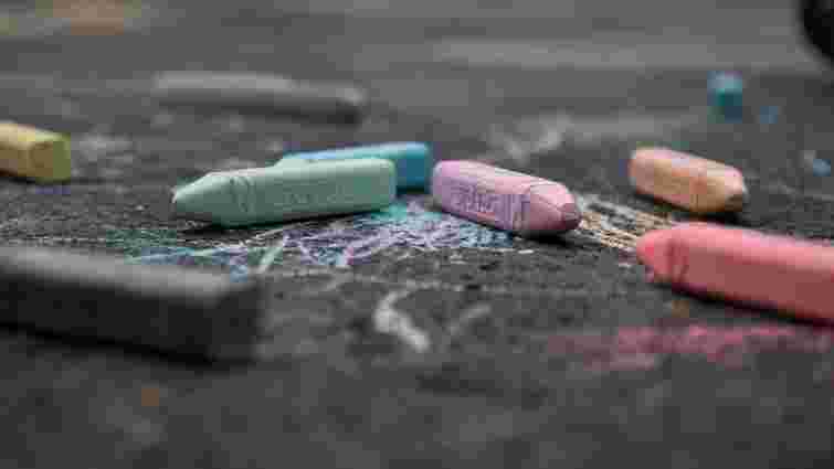 Ця проблема є майже у всіх: чому слід класти крейду у шафу