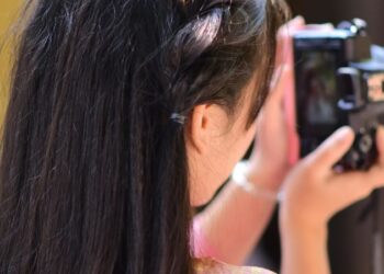 Чи можна призвичити жирну шкіру голови до рідшого миття?