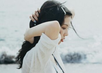 Чому японки миють голову інакше: покроковий гайд для блискучого волосся