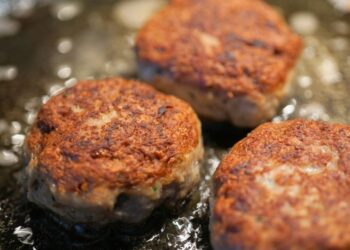 Что добавить в котлеты, чтобы они не уменьшались во время жарки: экономный лайфхак