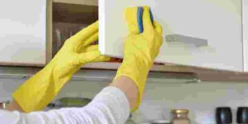 Що допоможе видалити жир з кухонних поверхонь: корисні поради