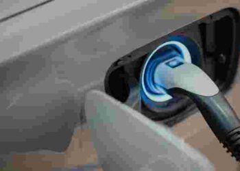 Остаточна відповідь енергетиків: чи можна заряджати електромобіль із квартири через подовжувач