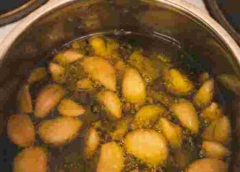 Додасть блиск і оживить рослини: 6 несподіваних застосувань води після варіння картоплі