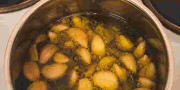 Додасть блиск і оживить рослини: 6 несподіваних застосувань води після варіння картоплі