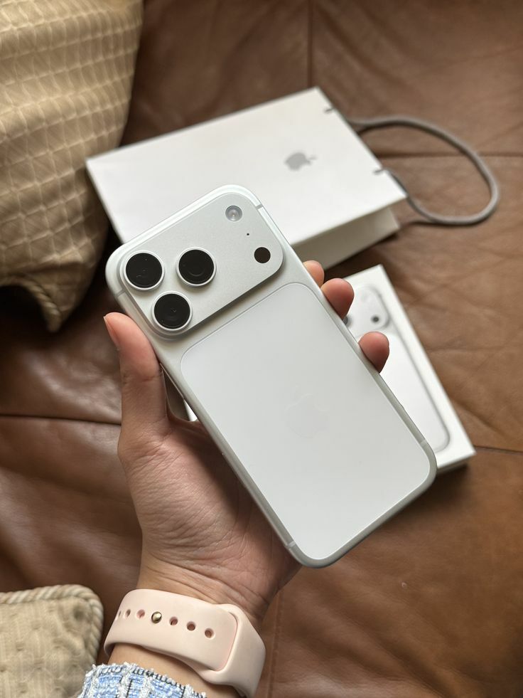 Сріблястий iPhone 17 Pro Max (Silver) у руці