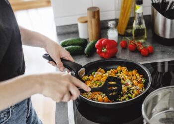 Еда не жарится, а тушится: из-за этих ошибок вы теряете золотистую корочку