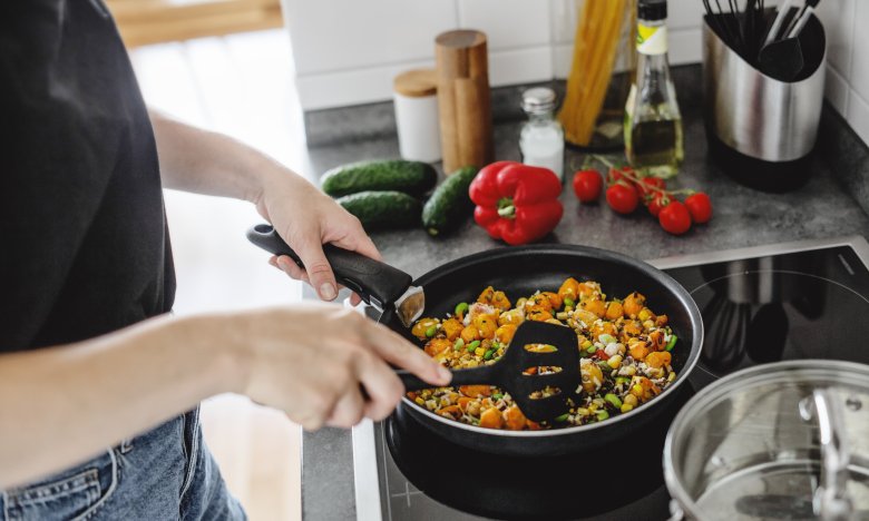 Еда не жарится, а тушится: из-за этих ошибок вы теряете золотистую корочку