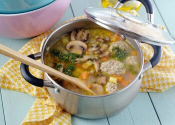 Если есть горстка фарша и немного грибов: этот удивительный “Сельский” суп будут просить каждый день (РЕЦЕПТ)