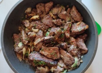 Эта парочка — “лучшие друзья” печени: что добавить, чтобы готовить ее невероятно вкусно