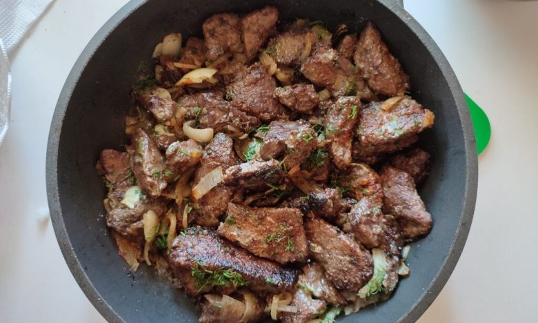 Эта парочка — "лучшие друзья" печени: что добавить, чтобы готовить ее невероятно вкусно