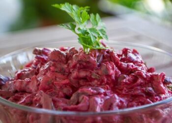 Этот салат – идеальное сочетание четырех ингредиентов: он шикарный даже без мяса (РЕЦЕПТ)