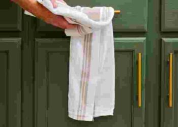 Повертаємо кухонним рушникам свіжість та мʼякість: простий трюк з оцтом