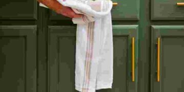 Повертаємо кухонним рушникам свіжість та мʼякість: простий трюк з оцтом