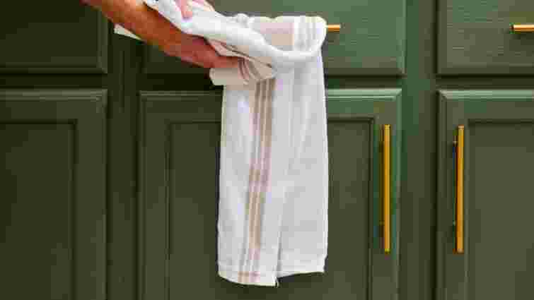 Повертаємо кухонним рушникам свіжість та мʼякість: простий трюк з оцтом