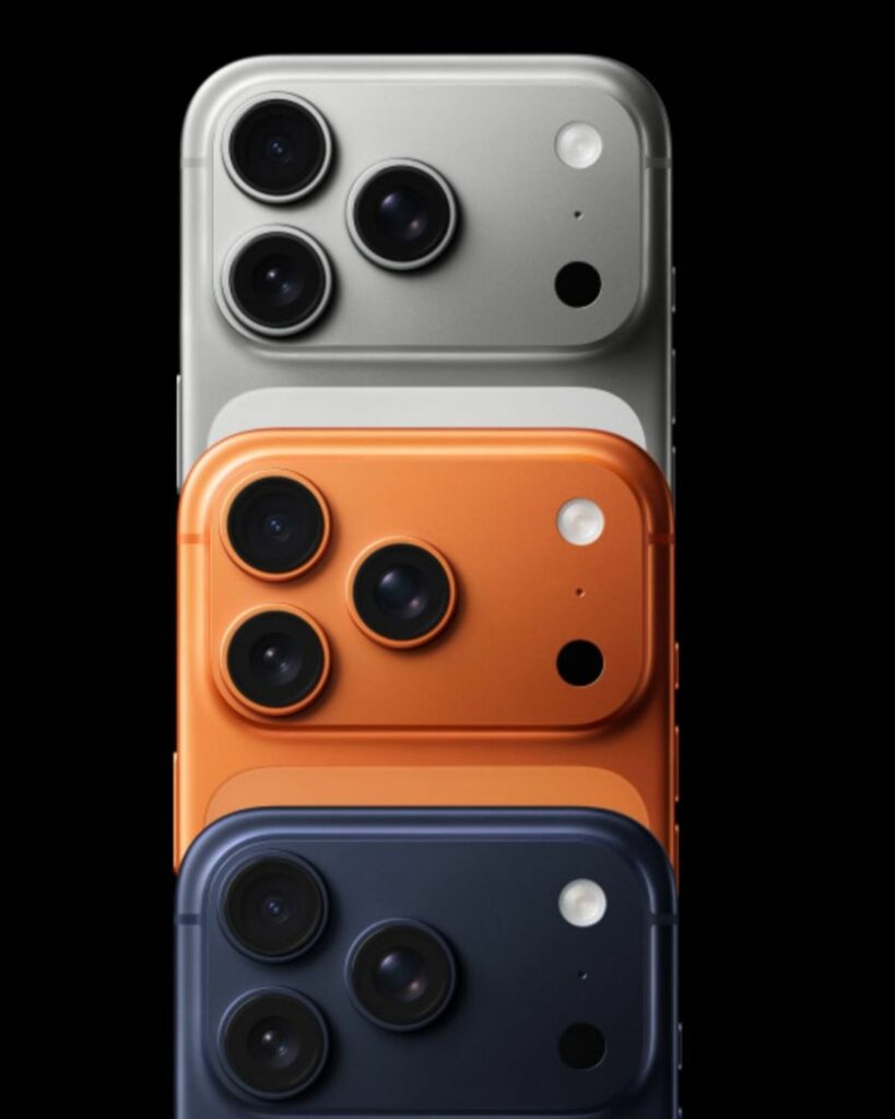 Лінійка кольорів iPhone 17 Pro Max: Desert Orange, Titanium Silver та Space Black на одному фото