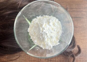 Крохмаль: копійчаний засіб, як бюджетна альтернатива сухому шампуню