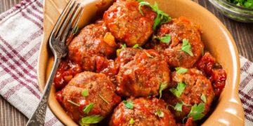 Один ингредиент спасет тефтели: блюдо не развалится и будет вкуснее