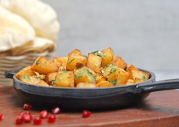 Одно неверное движение — и блюдо станет “кашой”: советы для жареного картофеля