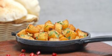Одно неверное движение — и блюдо станет “кашой”: советы для жареного картофеля