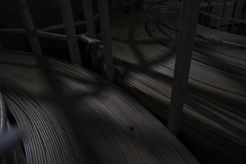 Перший у світі оптоволоконний кабель почали діставати з дна океану