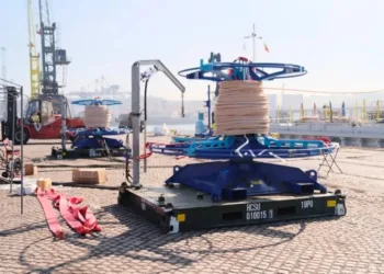 Перший у світі оптоволоконний кабель почали діставати з дна океану