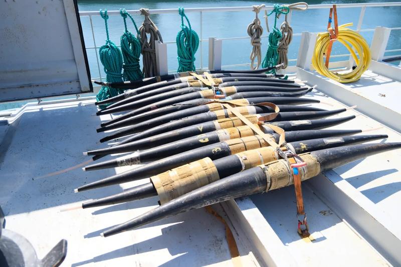 Перший у світі оптоволоконний кабель почали діставати з дна океану