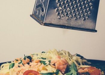 Плавленый сырок не прилипнет и натрется идеально: маленькая хитрость, которая упростит вам жизнь