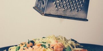 Плавленый сырок не прилипнет и натрется идеально: маленькая хитрость, которая упростит вам жизнь