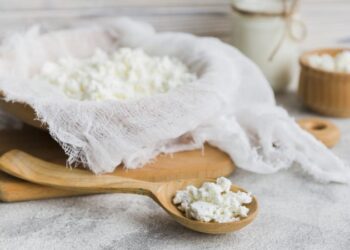 Що додати в сир, якщо він рідкий: як робили наші бабусі