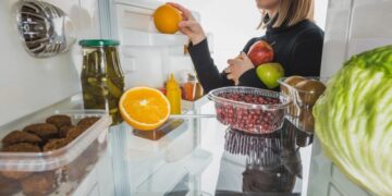 Що покласти в холодильник, щоб прибрати запах на місяць: проста домашня хитрість