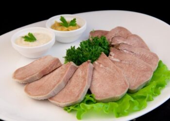 Сколько времени готовить свиной язык, чтобы получить деликатес: что сделать перед варкой