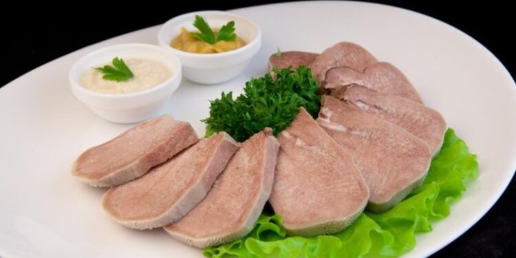 Сколько времени готовить свиной язык, чтобы получить деликатес: что сделать перед варкой