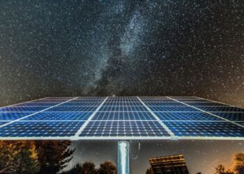Вчені розробляють “зворотні” сонячні панелі із зарядкою вночі