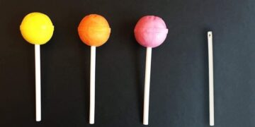 Вы точно об этом не знали: отверстие в палочках для леденца делают специально (ВИДЕО)