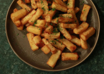 Забудьте о литрах масла: что сделать с картофелем, чтобы пожарить его в нескольких ложках