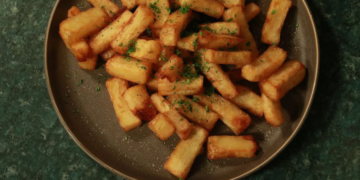 Забудьте о литрах масла: что сделать с картофелем, чтобы пожарить его в нескольких ложках