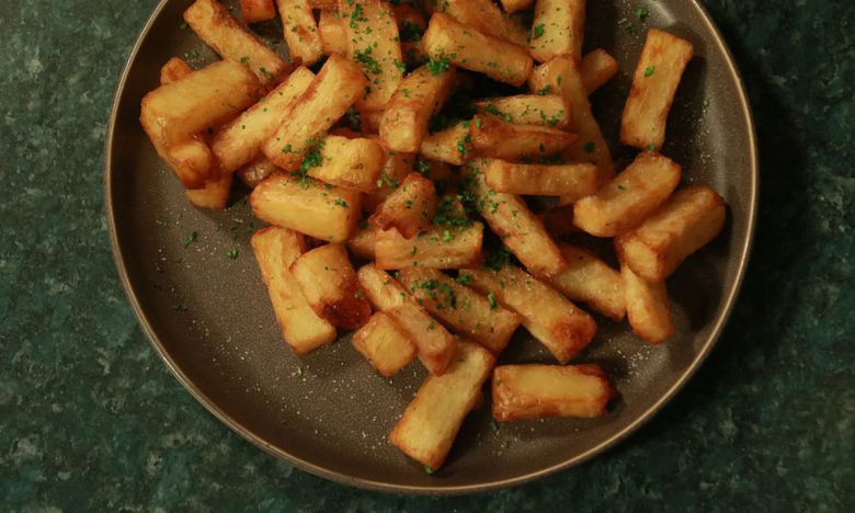 Забудьте о литрах масла: что сделать с картофелем, чтобы пожарить его в нескольких ложках