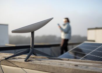 Зареєструвати Starlink тепер можна у операторів “Нова пошта” та “Укрпошта”: як це працює