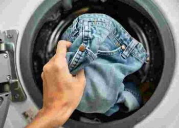 Колір залишиться яскравим: як правильно прати джинси