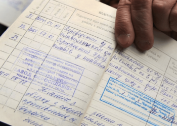 Трудові книжки в Україні потрібно оцифрувати до 10 червня: як це зробити