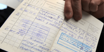 Трудові книжки в Україні потрібно оцифрувати до 10 червня: як це зробити