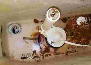 Як видалити іржу зі зливного бачка унітаза: прості способи