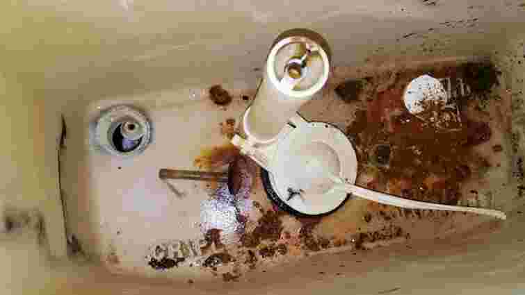 Як видалити іржу зі зливного бачка унітаза: прості способи