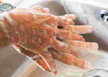 Тримається до двох днів: як позбутися запаху часнику на руках