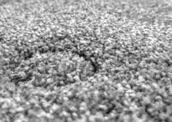 Перестановка без збитків: як прибрати вм’ятини на килимі від важких меблів