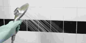 Майже магічний розчин: як відмити душову кабіну від нальоту