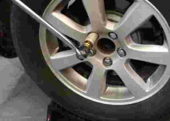 Пробило колесо, а запаски немає: як діяти на дорозі