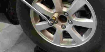 Пробило колесо, а запаски немає: як діяти на дорозі