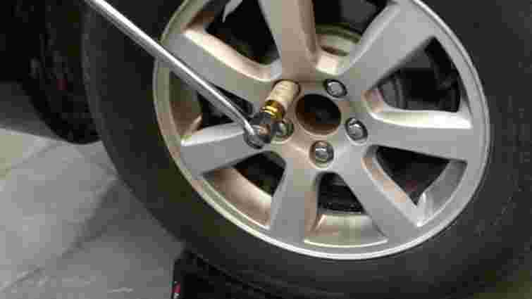 Пробило колесо, а запаски немає: як діяти на дорозі